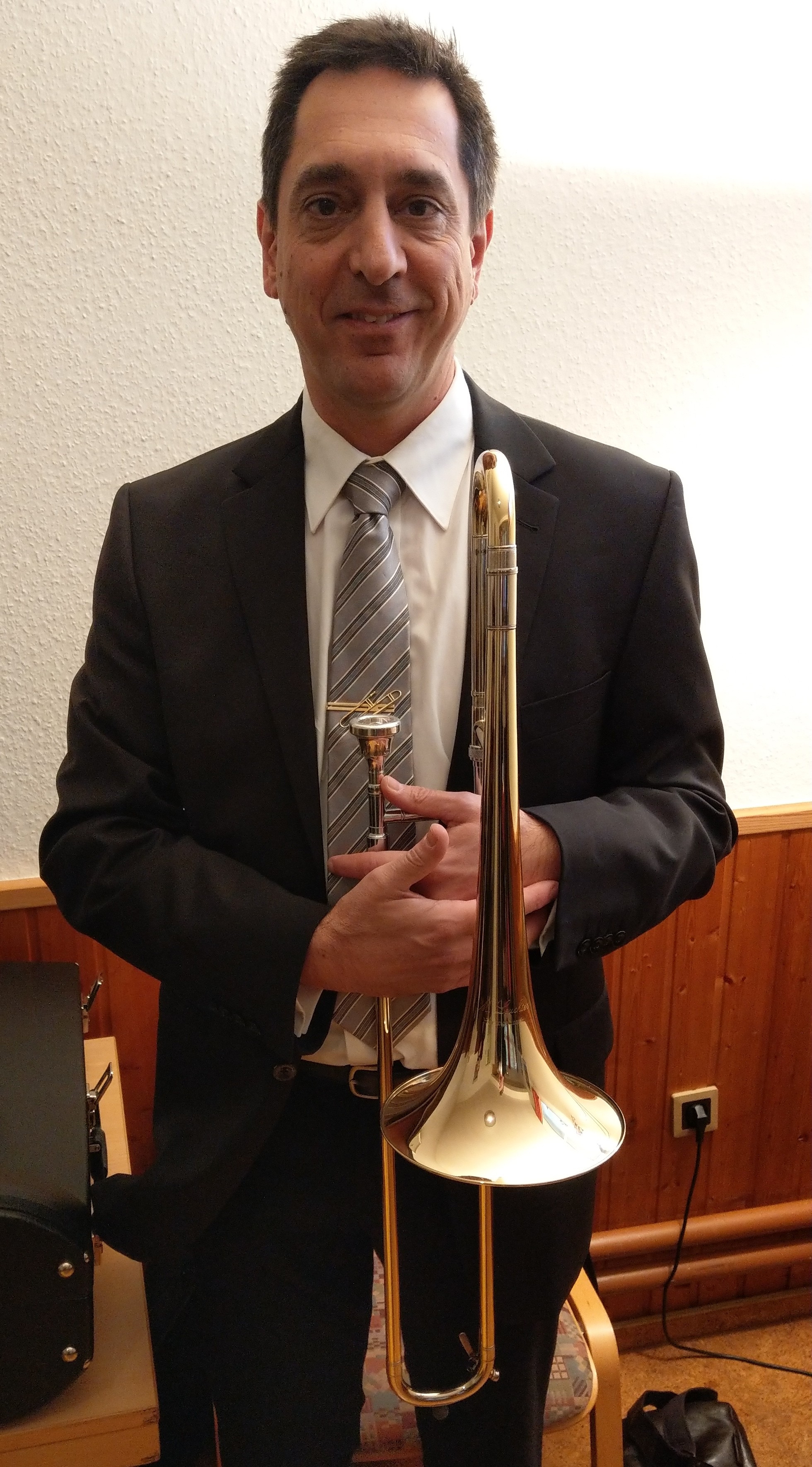 Fred Deitz with an alto trombone by Manfred Leuchter Fred Deitz with an alto trombone by Manfred Leuchter